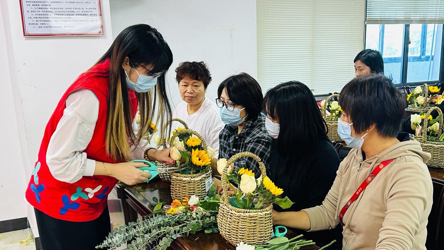 诗情花艺展风采 马田街道石家社区举办“三八妇女节”插花活动