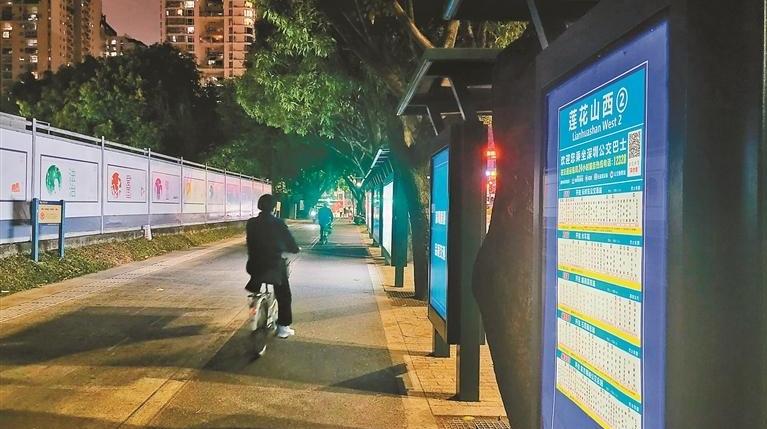 市民点赞：“失明”公交站台屏幕已亮起 追踪《公交站台屏幕“失明” 市民夜间乘车不便》