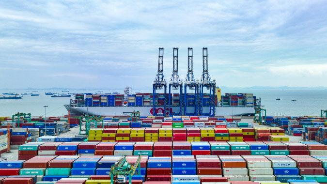 你好，“海上城堡”！世界最大型集装箱船靠泊南沙港
