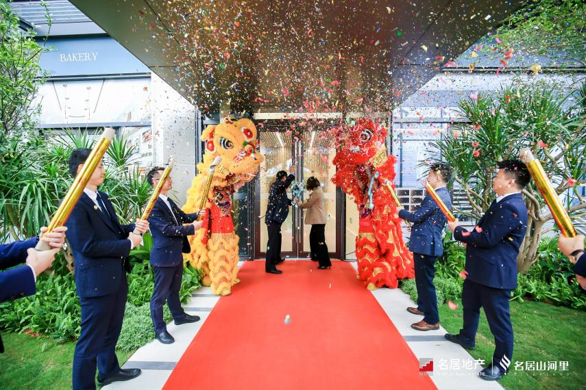 开门大吉,惊喜连连,李汉发,唐朝晖推开营销中心大门,寓意喜气盈门
