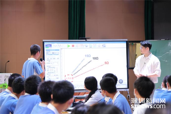 布心中学初三物理教师蔡金刚老师现场分享了物理科组"研习课堂"学习