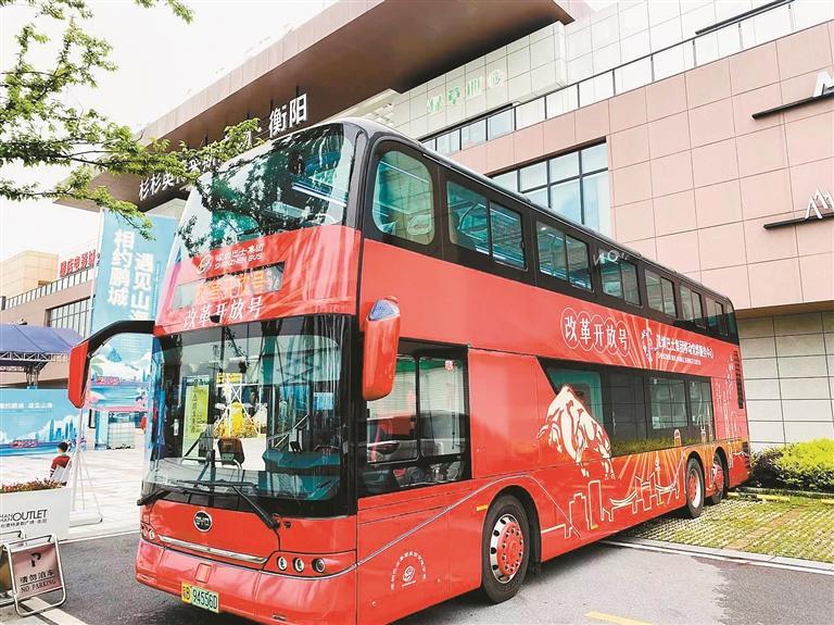 中国内地最大的双层巴士"红胖子"从深圳开到衡阳.