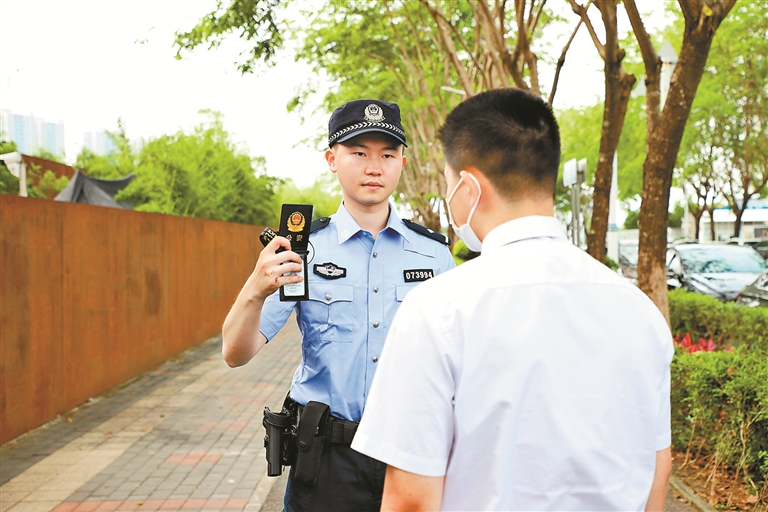 发光" "95后"民警袁伟彬坚守刑侦一线 用行动诠释使命担当_深圳新闻网