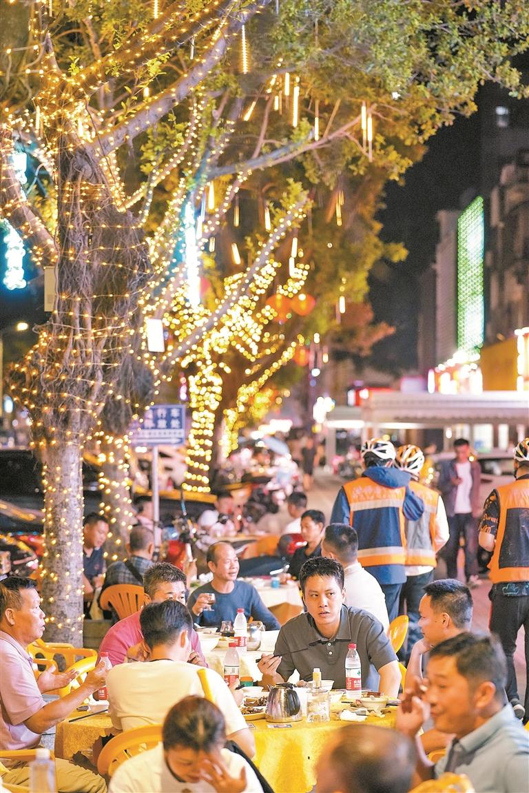 宝安区新安街道网红美食街亮灯环境升级人气火爆点亮街区夜经济激发