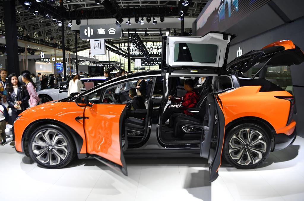 4月29日，观众在2023第十五届西安五一车展体验新能源汽车。新华社记者张博文 摄
