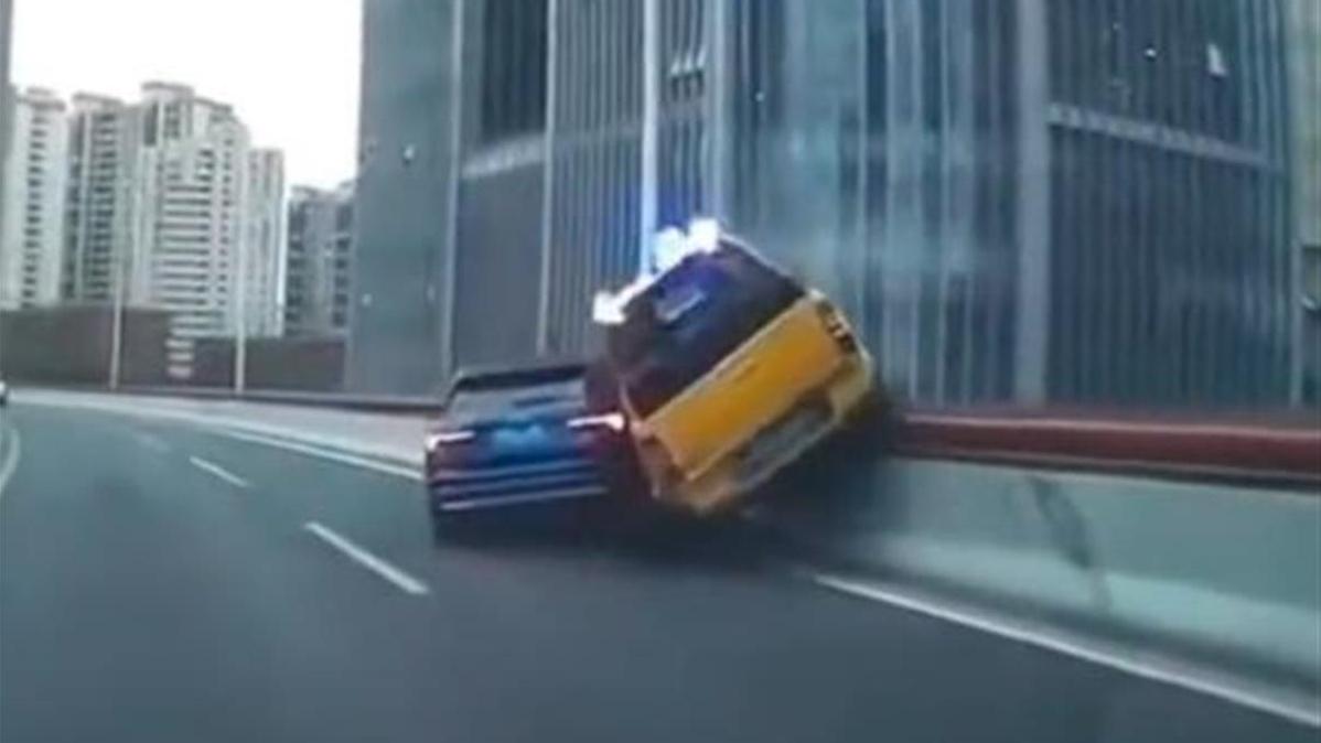 上海两车斗气互撞，一车骑上高架护栏险坠桥