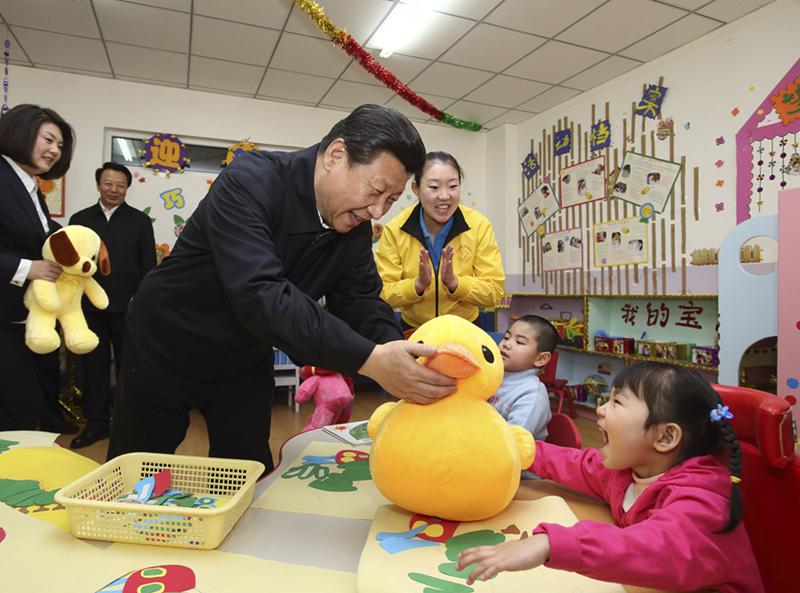 2014年1月28日，习近平总书记来到内蒙古自治区呼和浩特市儿童福利院看望孩子们并赠送新春礼物。