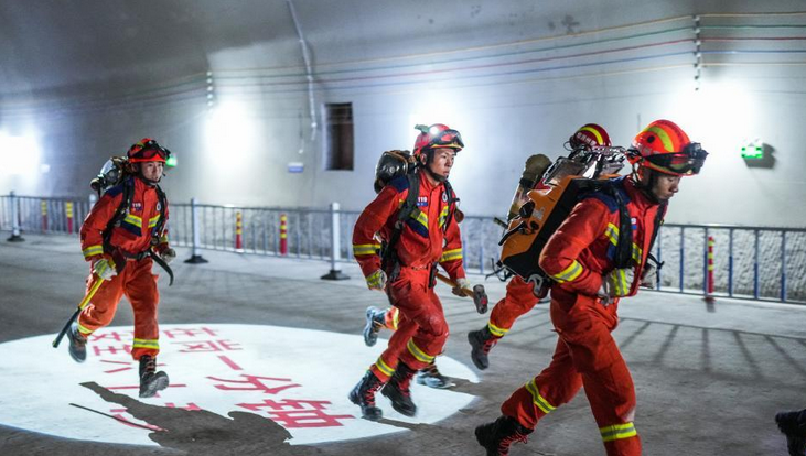 贵州举行隧道坍塌应急抢险救援演练 