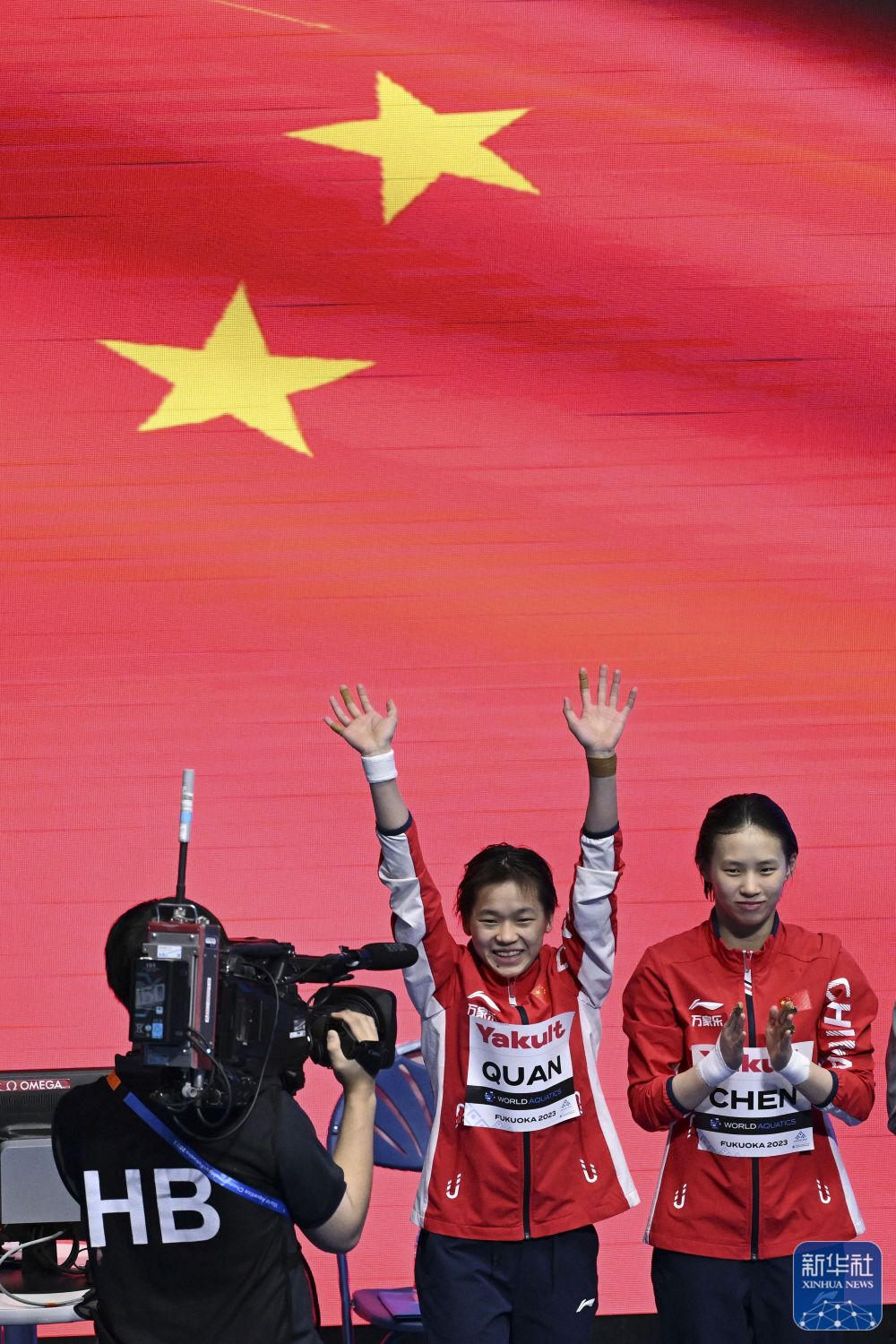 陈芋汐(右)、全红婵在出场仪式上。