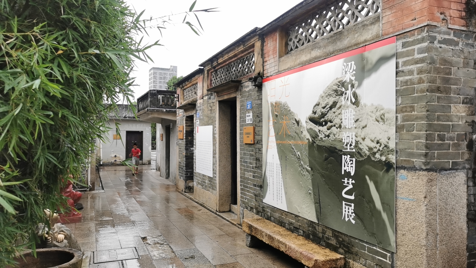 “阳光下的艺术一一梁冰雕塑陶艺展”在凤凰古村展出_深圳新闻网