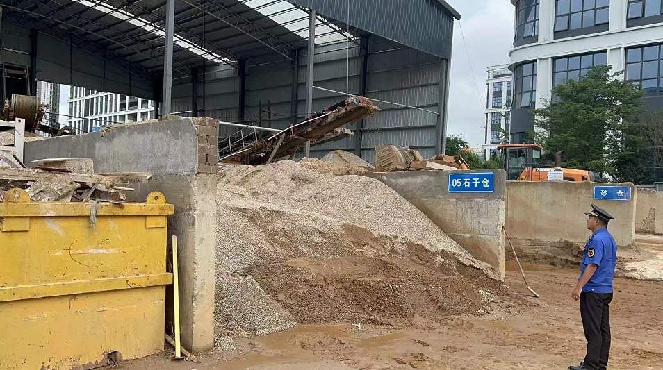 宝龙街道一企业违规利用余泥渣土被处罚