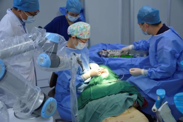 种植牙手术，机器人可以做!深圳这家医院开展口腔机器人种植牙手术