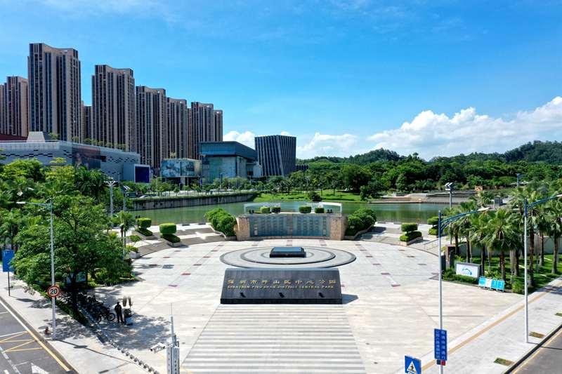 环湖而建,坪山中心公园是集步行,交流,娱乐,休闲,健身等活动的现代化