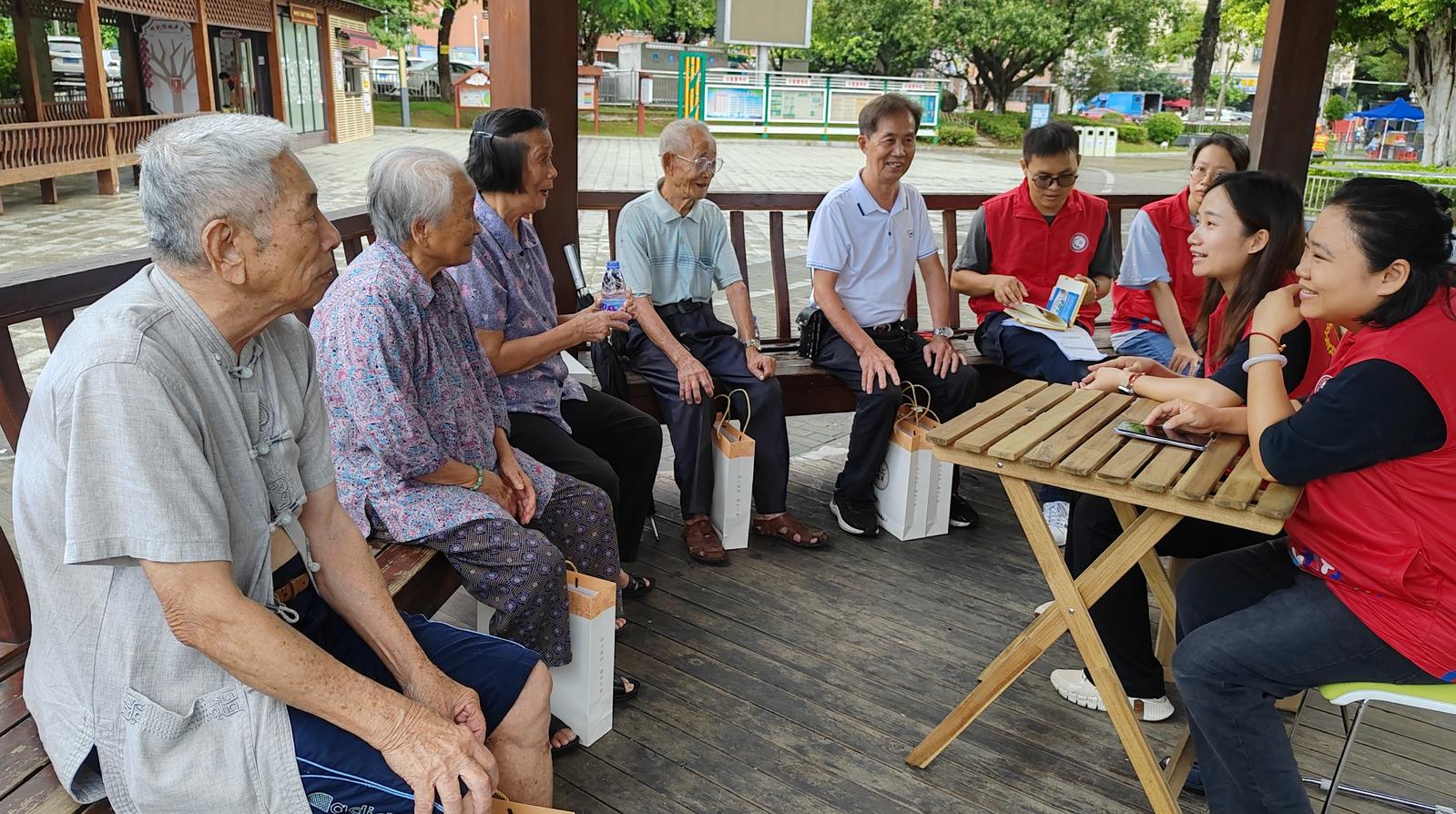 西田社区邀请老人为社区养老服务建言献策
