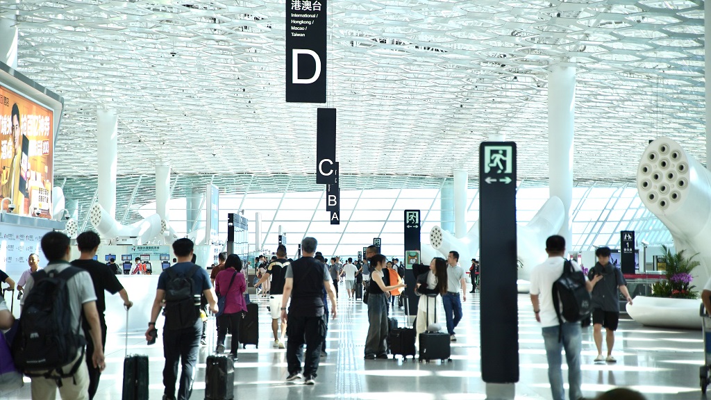 深圳机场节日氛围出行热度升温 8条“零点快线”运营至凌晨5点