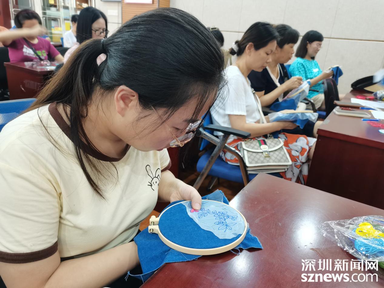 大学城社区开展妇女手工坊助力再就业系列活动