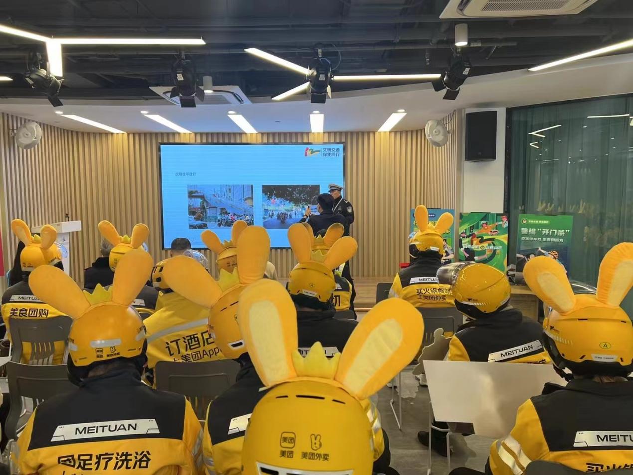 警企合作筑安全,美团骑手餐箱变身流动安全宣传箱_深圳新闻网