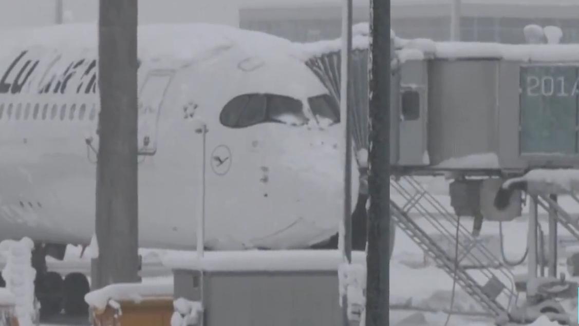 暴雪！飞机被冻在跑道上！这一国际机场，暂时关闭
