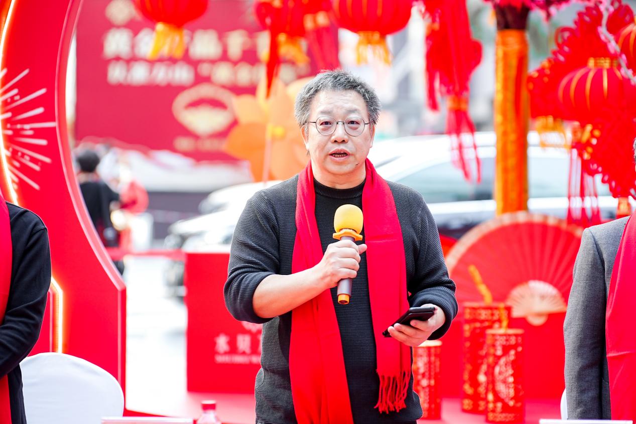 深圳市水贝万山珠宝产业发展有限公司总经理陈晔平为活动致辞.