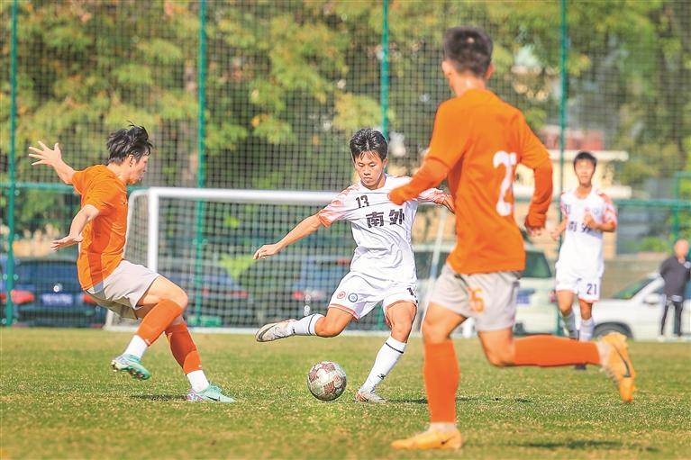 本土少年足球队斩获西南青少年联赛冠军为崇州争光