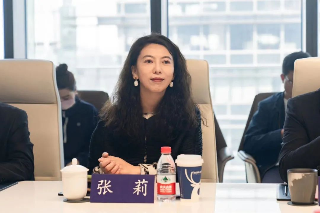 廖凯四星科技总经理张莉,深圳检测院院长助理罗静为此次战略合作签约