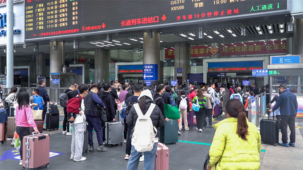 年味罗湖丨回家成为新年最温暖关键词 记者直击深圳火车站