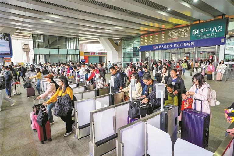 深圳铁路节后客流持续高位运行