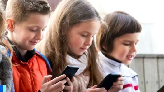 支持学校全面禁止手机！英国政府出台指导意见
