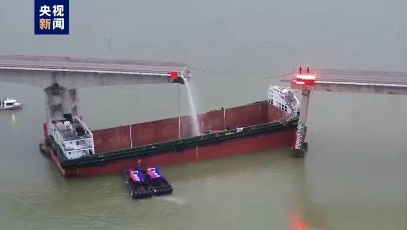 广州被撞断的沥心沙大桥上，有公交坠落