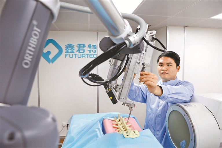 全国首款脊柱手术机器人上岗做手术