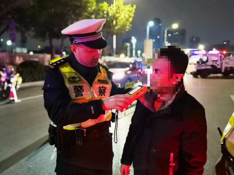 酒后莫开车龙岗交警严查酒驾不松懈