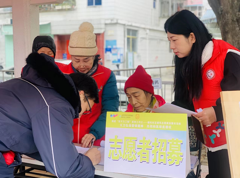 大力弘扬雷锋精神横岗街道塘坑社区开展便民志愿服务集市活动