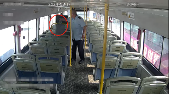 电脑失而复得挽回损失
	，乘客向深圳巴士驾驶员送上锦旗