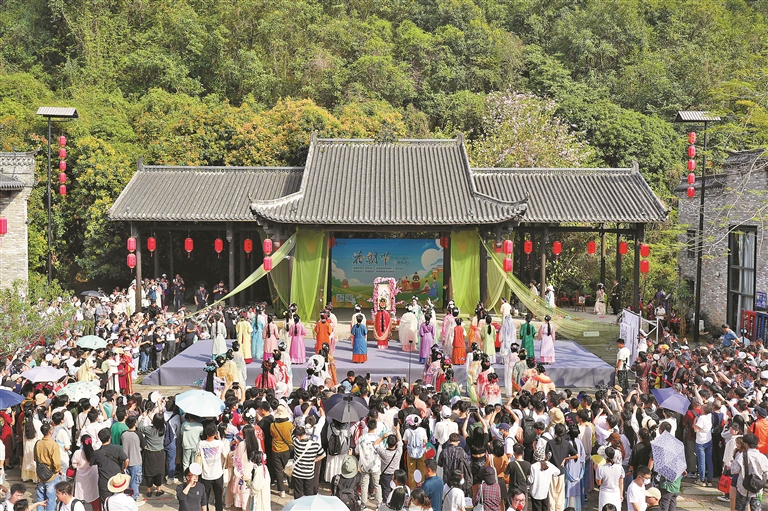 市民游客热闹庆祝花朝节，沉浸式领略传统文化魅力