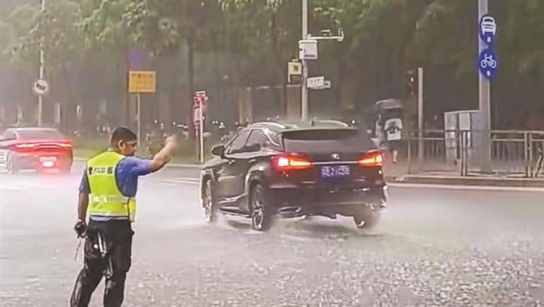 感谢你！深圳交警浑身湿透指挥交通的背影收获网友称赞