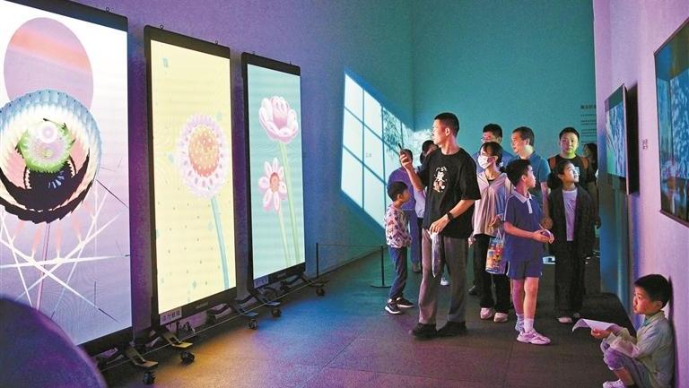 深圳设计周掀起观看热潮 科技感十足彰显艺术魅力