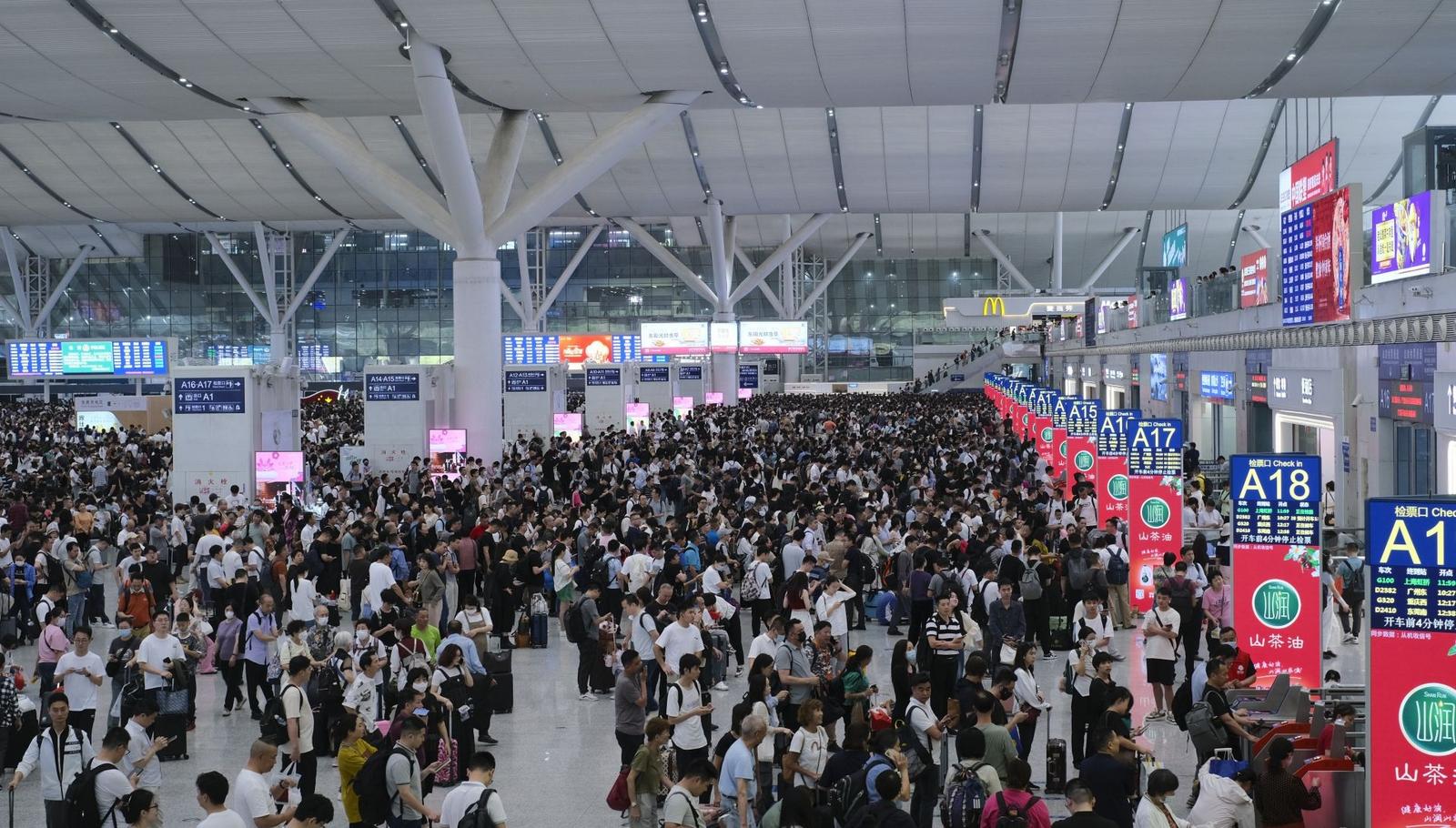 五一假期返程高峰到来，深圳铁路5日到达旅客预计超40万人次