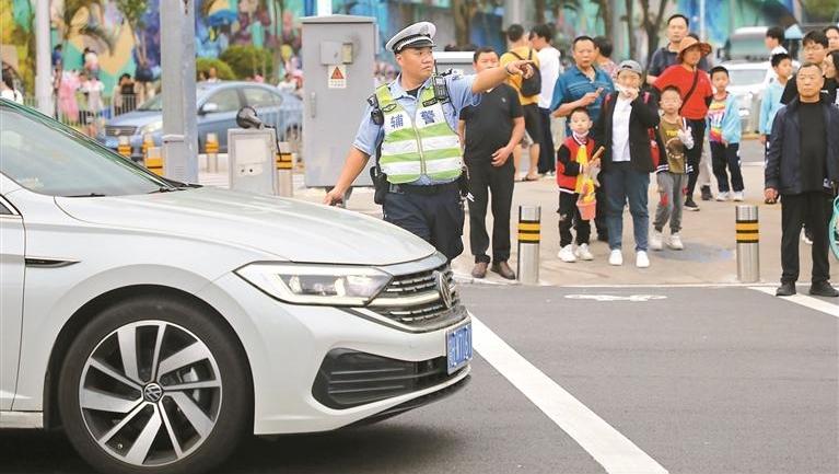 深圳交警保障市民出行安全 “五一”离深车辆同比增两成
