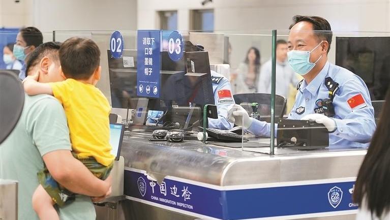 “双向奔赴”已成日常 深圳各大口岸迎出入境客流高峰