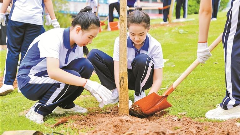 团市委举行“五四”青年节主题活动，用青春点燃理想之火