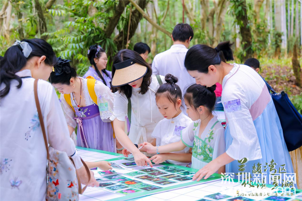 大家还体验了"六艺"传统游戏及非遗文化:棋(观弈辨兰),书(古韵书兰)