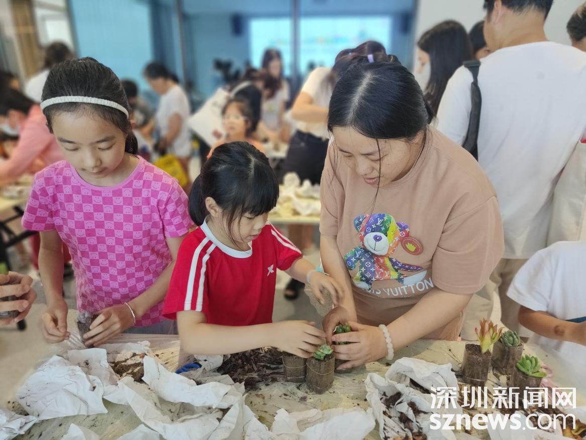区新时代文明实践中心开展"绿色多肉 亲子共育"儿童节环保主题活动