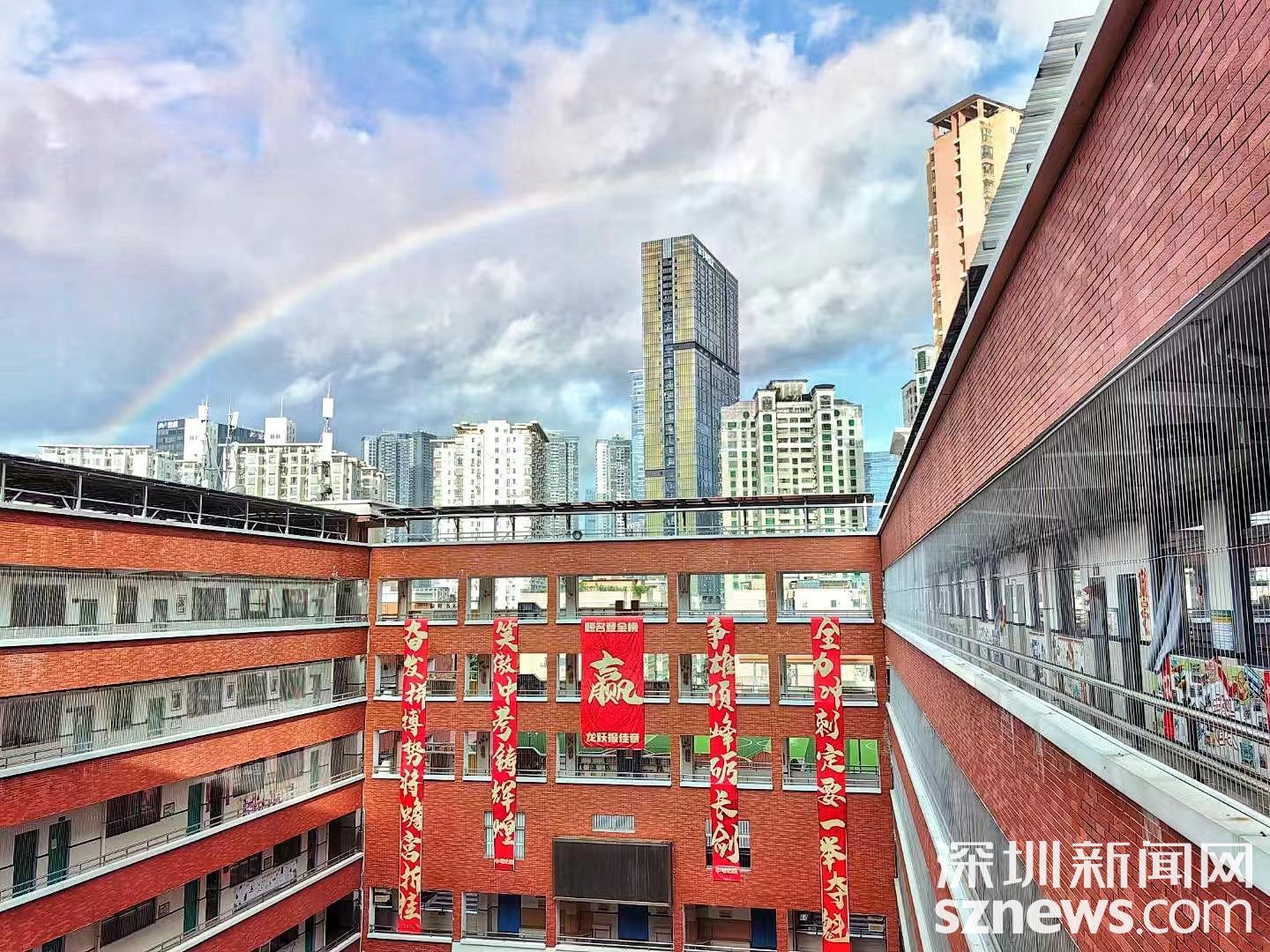 为鼓舞斗志,振奋精神,凝聚力量,翠园文锦中学举行了以"奋战百日,圆梦