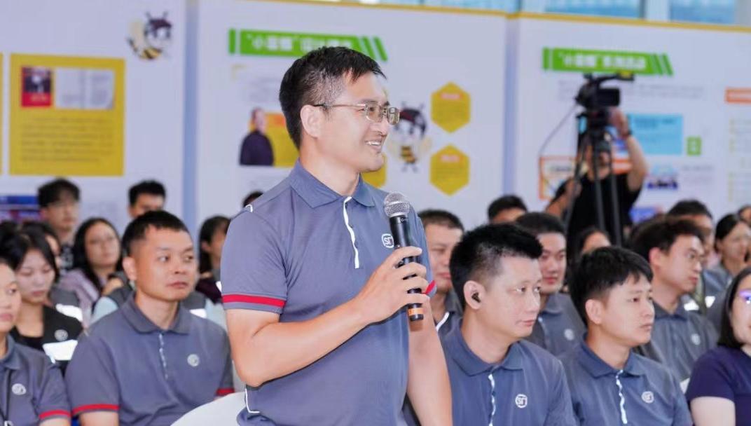 深圳职工有了“随身图书馆” 快递小哥首批尝鲜“深工服务”