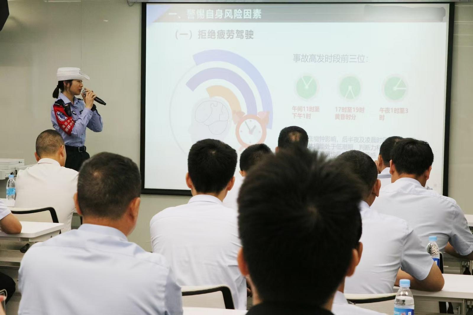 深圳交警联合多部门开展大型客货运车辆交通安全主题宣教活动