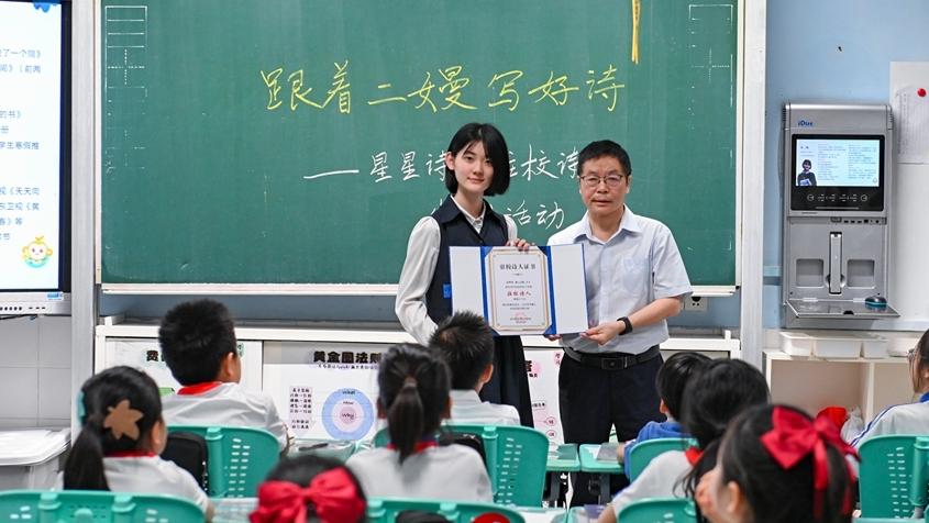 18岁新锐作家姜二嫚进驻 深圳实验学校牵手鹏城文学院推动“文学进校园”