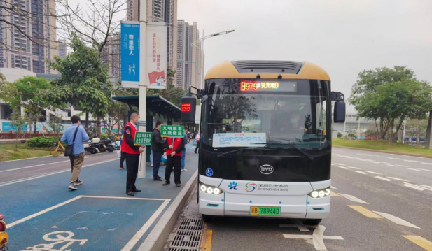 公交线网“密”起来、车厢服务“暖”起来，破解地铁站口出行难