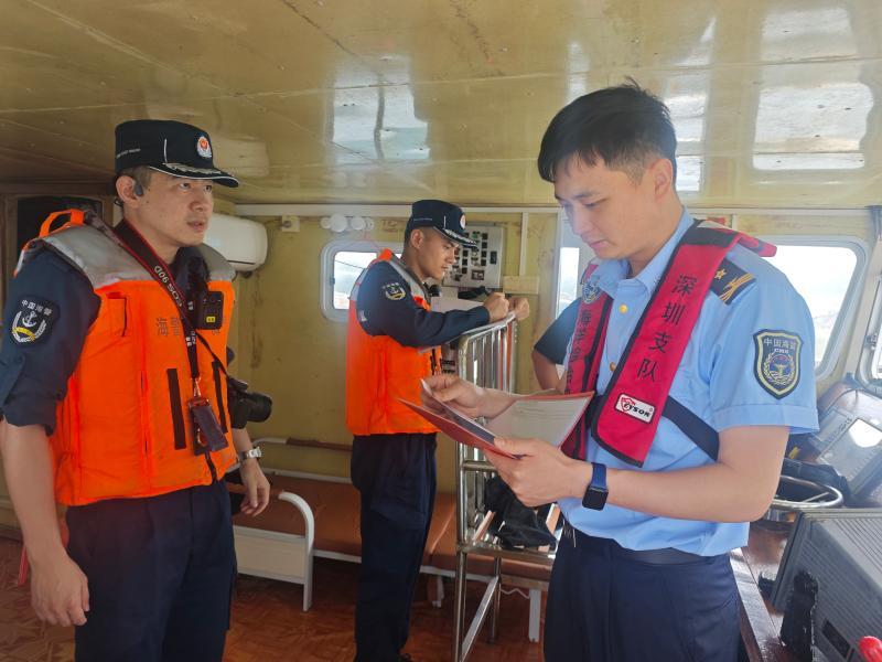 深圳市海洋综合执法支队联合海警部门开展渔船安全检查暨休渔普法行动
