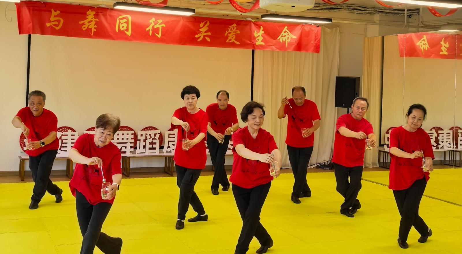 缓慢而坚定，颤抖却专注 他们在李建平舞蹈康复基地欢庆世界舞蹈日