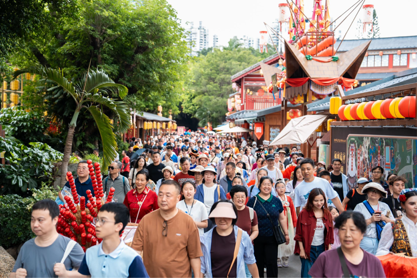 深圳锦绣中华“五一”假期首日客流火爆